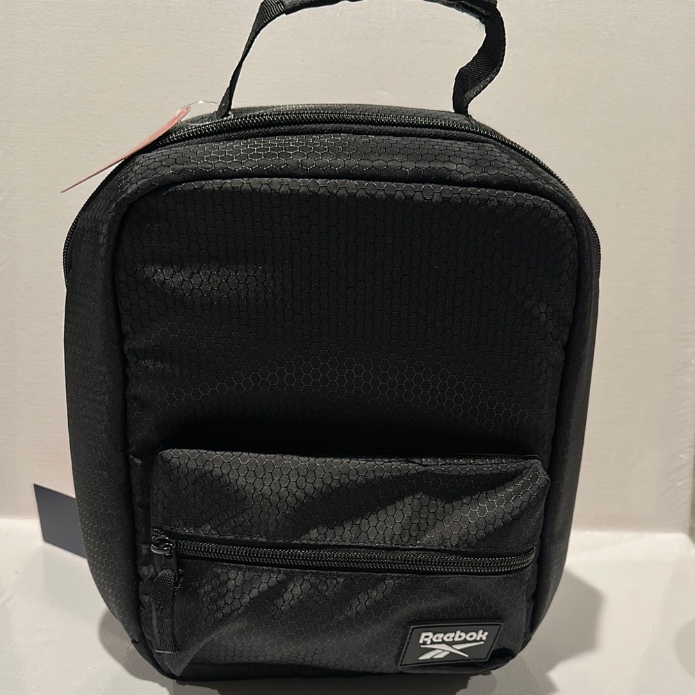 NWT Reebok Black Insulated Lunch Bag w/durable care fabric. Top zipper closure